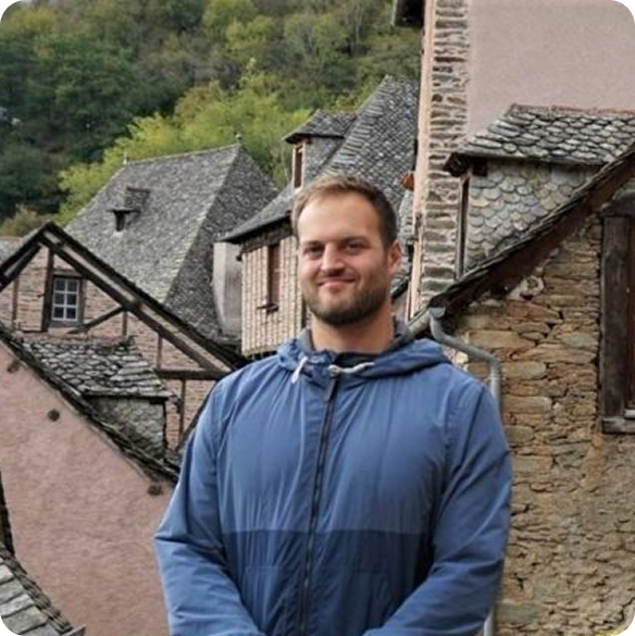 <strong>Peter</strong><br><br>Co-founder, itinerary creator, tour manager. With a business background and a love for travel, Peter helped shape TripUSAFrance from the start. Organized, approachable, and enthusiastic, he ensures every tour lives up to the TripUSAFrance standard of excellence.