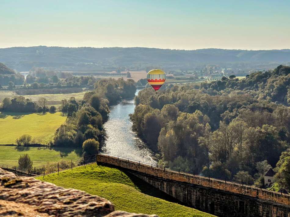 Hot air balloon above de Dordogne
